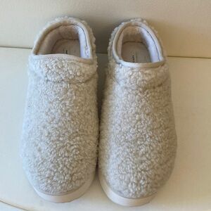 American Eagle Sherpa Cream Slippers Size 8